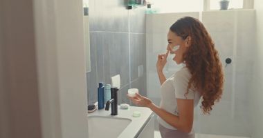 Stire din Sănătate : Nu confundați crema hidratantă cu cea emolientă. Nu sunt la fel!
