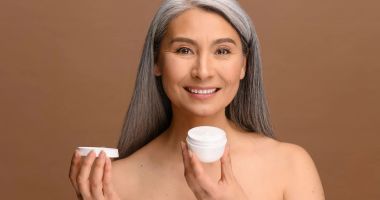 Stire din Sănătate : Ce produse cosmetice trebuie să includeți în rutina de dimineață