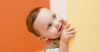 Stire din Social : Copiii pot merge la creşă încă de la naştere, lege promulgată de președintele Iohannis