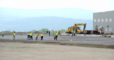 Stire din Economie : Guvernul a decis cu cât va crește salariul minim brut pentru domeniile construcții, agricol și industria alimentară