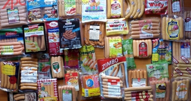 Stire din Social : Șocant! Crenvurști cu "mâzgă de pasăre" și colorați cu extract de gândaci, în magazinele din Constanța