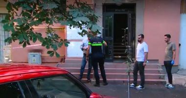 Stire din Eveniment : Crimă înfiorătoare în această seară. O mamă și copiii săi au fost găsiți morți într-un apartament