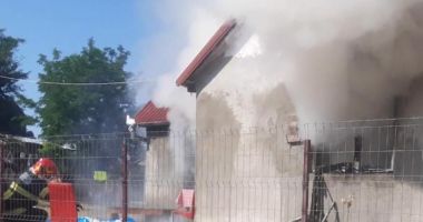 Stire din Eveniment : O femeie a fost ucisă cu sălbăticie și apoi incendiată în propria casă. Polițiștii îl caută pe autor