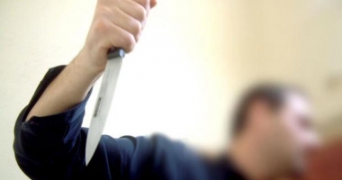 Stire din Eveniment : TÂNĂR ÎNJUNGHIAT în plină stradă, LA NĂVODARI / Agresorul, ÎNCĂ ÎN LIBERTATE