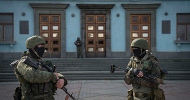 Stire din Actualitate : CRIZA DIN CRIMEEA - Militarii ruși continuă să debarce masiv în Crimeea