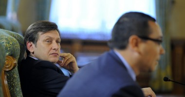 Stire din Politică-Administrație : "Antonescu doarme dus, din zori până la apus!"