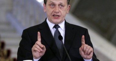 Stire din Politică-Administrație : Crin Antonescu a semnat decretele pentru desemnarea noilor miniștri, dar nu și pentru Pivniceru