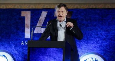 Stire din Politică-Administrație : Crin Antonescu anunță că își suspendă candidatura la prezidențiale și acuză Coaliţia că l-a lăsat singur