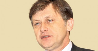 Stire din Politică-Administrație : ANTONESCU promite din nou: "Îmi dau demisia dacă USL ia sub 50%"