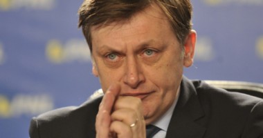 Stire din Politică-Administrație : "Modificarea Constituției se amână deoarece așa a decis CCR"