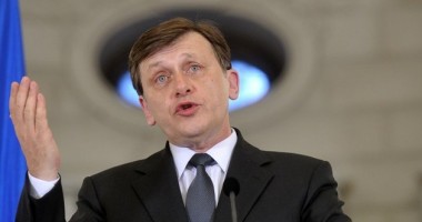 Stire din Politică-Administrație : Ce soluție are Crin Antonescu pentru aleșii incompatibili