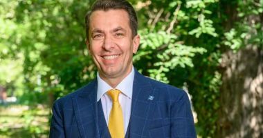 Stire din Actualitate : Hairstylistul Cristian Pascu a fost revocat din funcția de conducere a industriei jocurilor de noroc