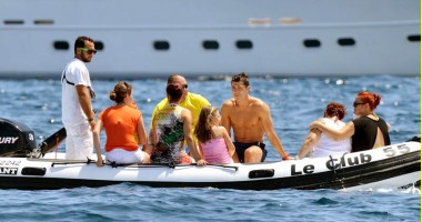 Stire din Monden : Cristiano Ronaldo, cu familia și iubita la Saint Tropez