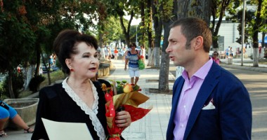 Stire din Politică-Administrație : Primarul Cristian Radu a recompensat-o pe Aneta Stan cu o stea pe "Aleea Stelelor de Mare"