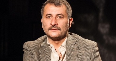 Stire din Cultură-Educație : Regizorul Cristi Puiu premiat pentru pelicula "Sieranevada"