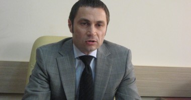 Stire din Politică-Administrație : Primarul și consilierii Mangaliei au cumpărat cărți și tablouri în scop caritabil