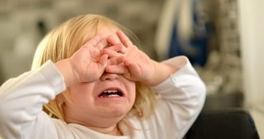 Stire din Actualitate : Un bunic a luat acasă de la grădiniţă copilul unei alte familii. Educatoarea, considerată vinovată