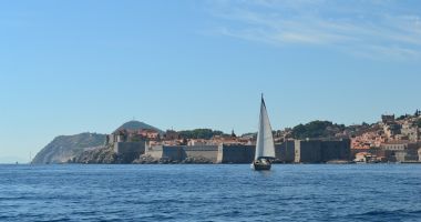 Stire din Actualitate : Turistă salvată la 10 ore după ce a căzut în mare, de pe vas