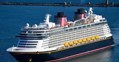 Stire din Actualitate : Un tată a sărit de pe o navă de croazieră ca să-și salveze fetița căzută peste bord în mijlocul oceanului