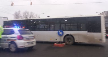 Galerie foto. Pericol în intersecția de la City Park Mall. Un autobuz a luat-o la vale și s-a urcat pe scuar - 2