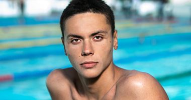 Stire din Sport : David Popovici donează casca şi ochelarii cu care a devenit campion mondial
