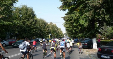 Stire din Social : Bicicliștii au mărșăluit pentru piste și trasee speciale