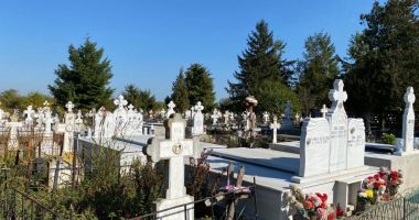 Stire din Eveniment : Răzbunarea unui bărbat pe soția care l-a părăsit: i-a dus la poartă crucea unei rude, furată din cimitir
