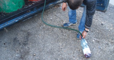 Stire din Eveniment : Băgați după gratii pentru cum furau motorina din rezervoarele TIR-urilor