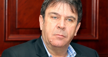 Stire din Politică-Administrație : Șeful administrației din comuna Crucea, surprize pentru copiii localității