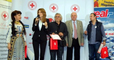 Stire din Social : Vedetele care au ajutat  Crucea Roșie să strângă alimente pentru nevoiașii Constanței