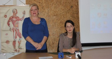 Stire din Sănătate : Crucea Roșie le învață pe mămici să acorde primul ajutor bebelușilor