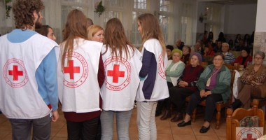 Stire din Social : Alimente și tichete sociale, de la Crucea Roșie, pentru sărmanii și bătrânii județului Constanța