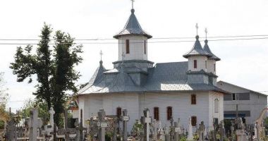 Stire din Eveniment : Tânăr reţinut după ce a distrus uşa unei biserici şi cinci cruci din cimitir în mijlocul nopţii