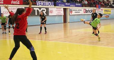 Galerie foto. Nicio treabă  cu handbalul!  CSU Neptun, eșec  la 10 goluri diferență - 5