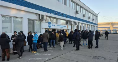 Stire din Eveniment : Intervenția autorităților la protestul CT Bus! O persoană nu a fost lăsată să iasă din birou