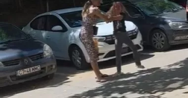 Mama din Constanța care și-ar fi agresat fiica de opt ani, cercetată pentru violență în familie. Copiii au fost preluați de bunica paternă