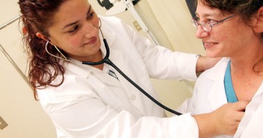 Stire din Sănătate : Cursuri gratuite de calificare pentru asistenții medicali din Constanța