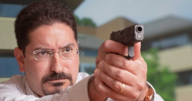 Stire din Actualitate : La meciuri,  cu arma personală