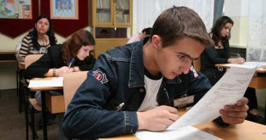 Stire din Cultură-Educație : De ce mai există licee la țară? Bacul nu mai trece de coada vacii