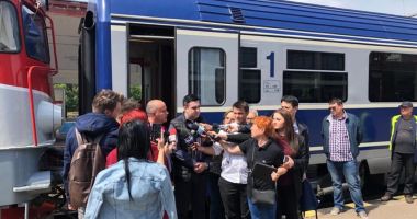 Stire din Eveniment : Răzvan Cuc a mers cu trenul la mare și a inspectat toaletele din vagoane