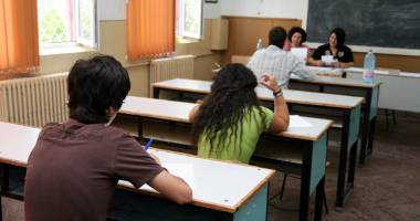 Stire din Cultură-Educație : Cu cât se "îmbogățesc" profesorii din comisiile de examen la Bacalaureat
