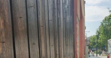 Stire din Eveniment : Un copil a ajuns la spital după ce s-a lovit de poarta vecinului, plină de cuie. Bărbatul le-a pus intenționat