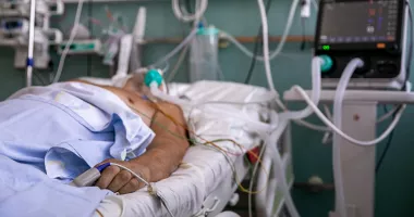 Stire din Actualitate : Gest extrem al unui român. A ajuns la spital după ce și-a înfipt un cui în frunte