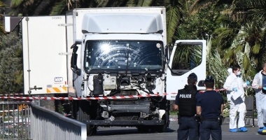Stire din Actualitate : Cum a intrat "camionul morții" pe promenada din Nisa