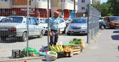 Galerie FOTO. Cum a devenit Piața Tomis III un bazar de lumea a treia - 6