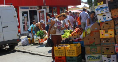 Stire din Constanța focus : Galerie FOTO. Cum a devenit Piața Tomis III un bazar de lumea a treia
