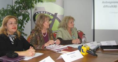 Galerie foto. Cum au ajuns femeile rrome vedete la  o dezbatere cu universitarii - 6