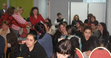 Galerie foto. Cum au ajuns femeile rrome vedete la  o dezbatere cu universitarii - 3