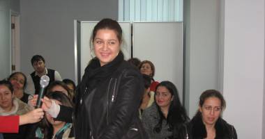 Stire din Economie : Galerie foto. Cum au ajuns femeile rrome vedete la  o dezbatere cu universitarii