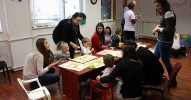Stire din Sănătate : Cum îi ajutăm pe copii  să-și dezvolte abilitățile  de comunicare